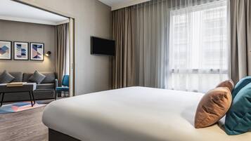 Een bureau, geluiddichte muren, gratis babybedden, gratis wifi