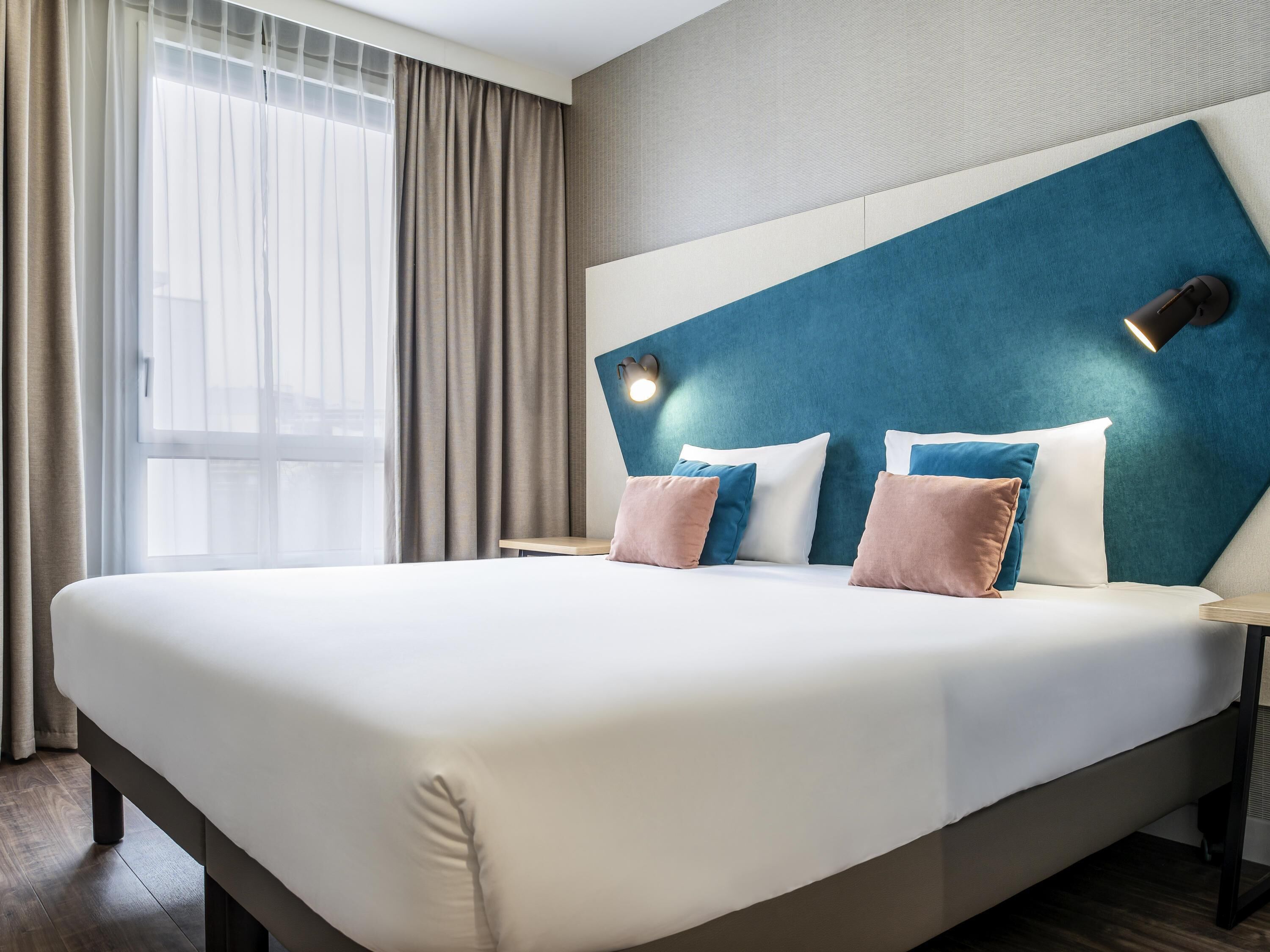 Desk, soundproofing, free cots/infant beds, free WiFi