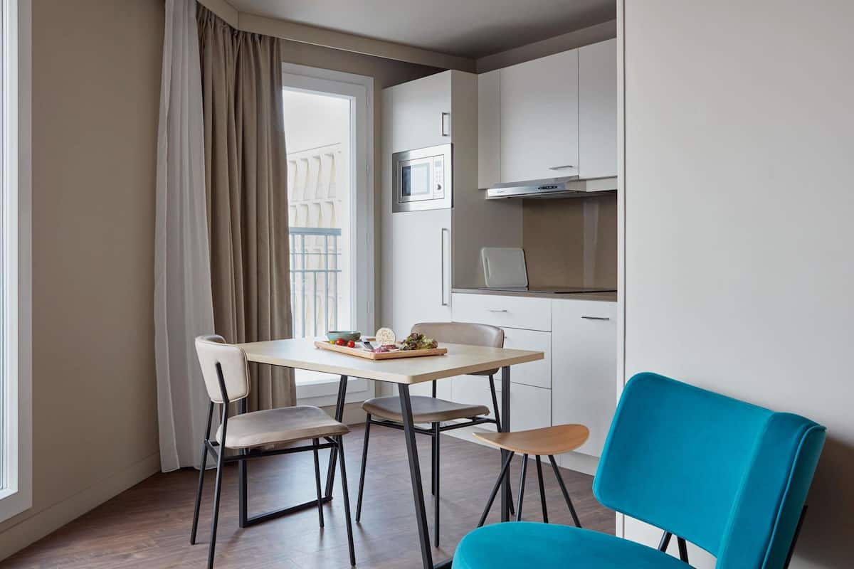 Een bureau, geluiddichte muren, gratis babybedden, gratis wifi