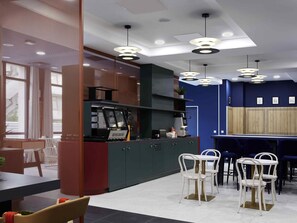 Petit déjeuner buffet servi tous les jours en supplément