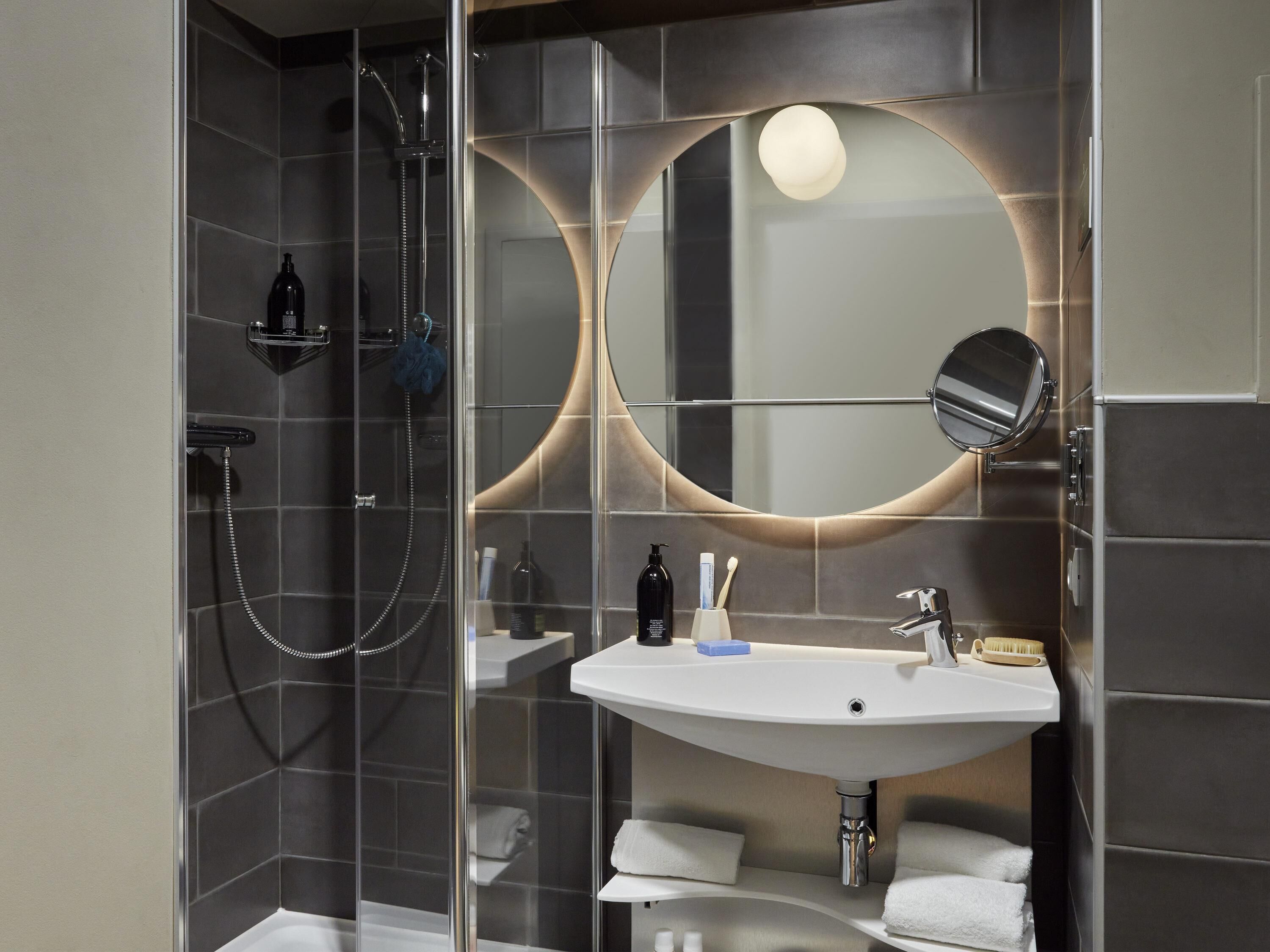 Studio, 2 Twin Beds | Desk, soundproofing, free cribs/infant beds, free WiFi