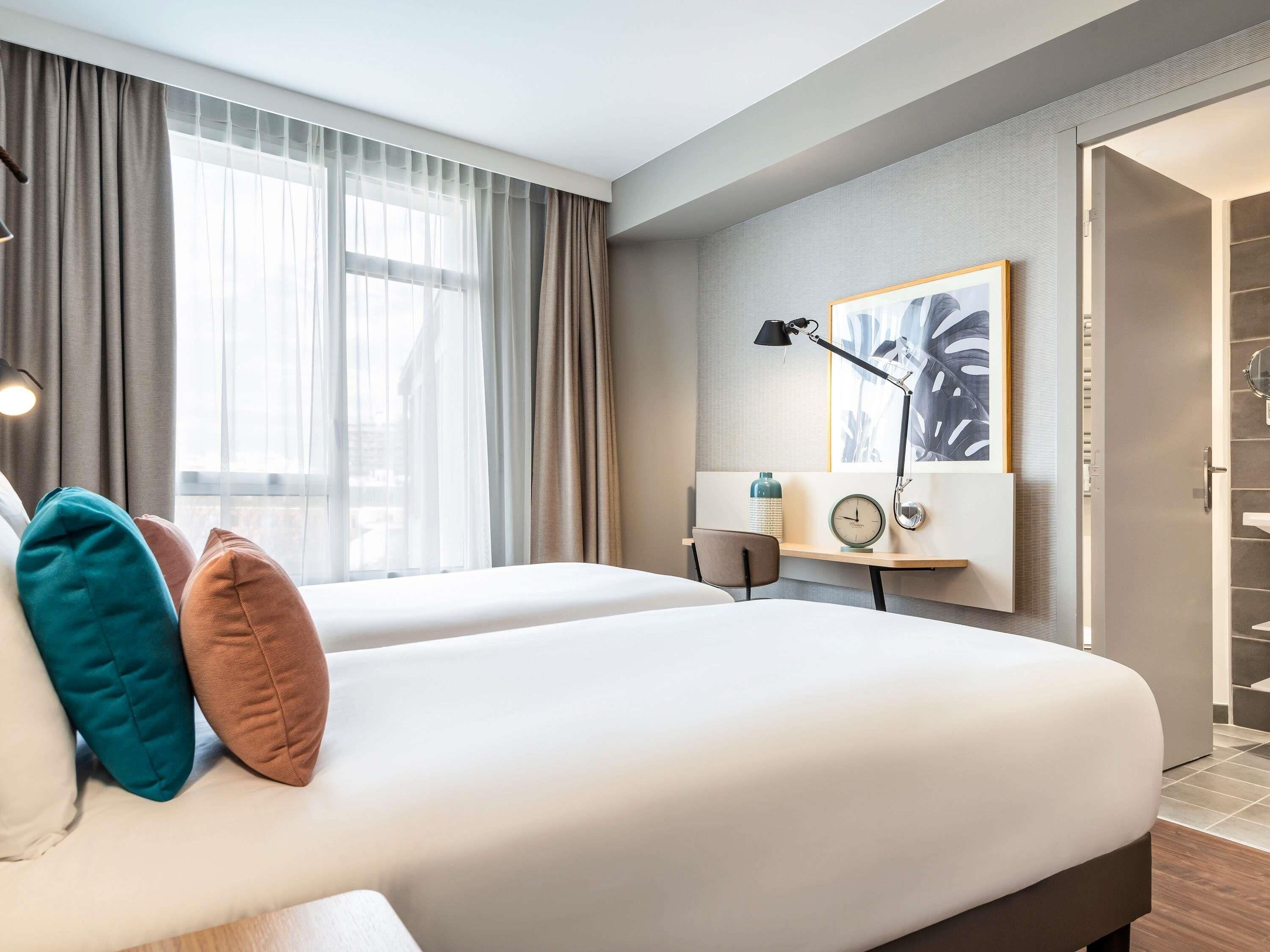 Escritorio, sistema de insonorización, cunas gratuitas y wifi gratis 