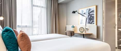 Desk, soundproofing, free cots/infant beds, free WiFi