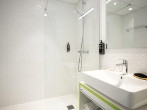 标准双人房 | 高档床上用品、加厚床垫、遮光窗帘、隔音