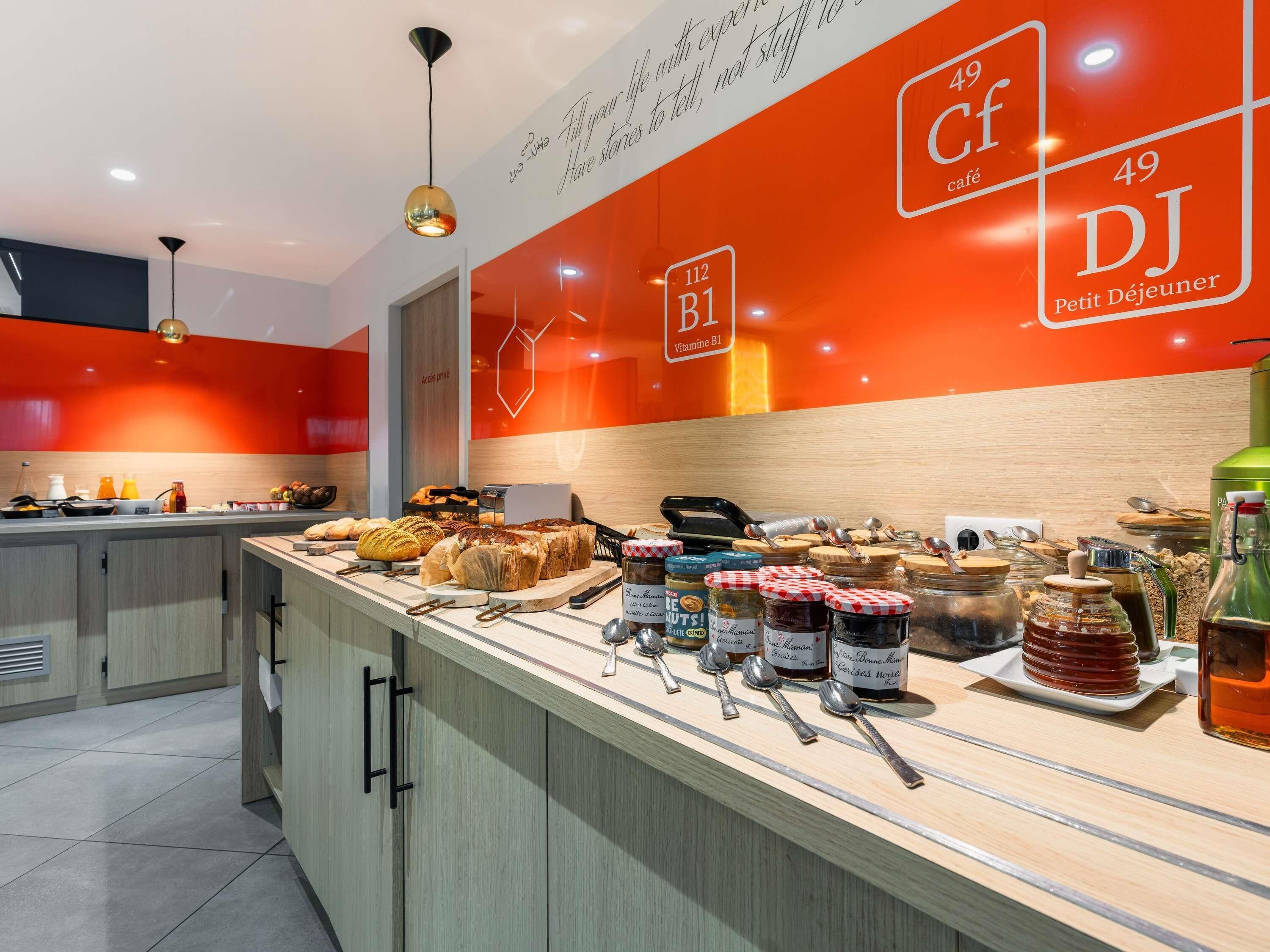 每日供應自助早餐 (每人 EUR12)