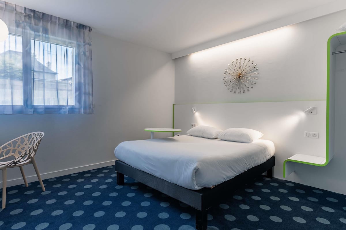 Premium bedding, pillowtop beds, blackout drapes, soundproofing