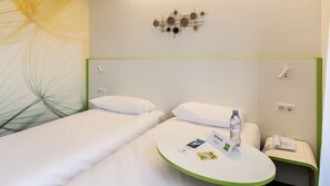 Habitación estándar doble | Ropa de cama de alta calidad y colchones con acolchado adicional