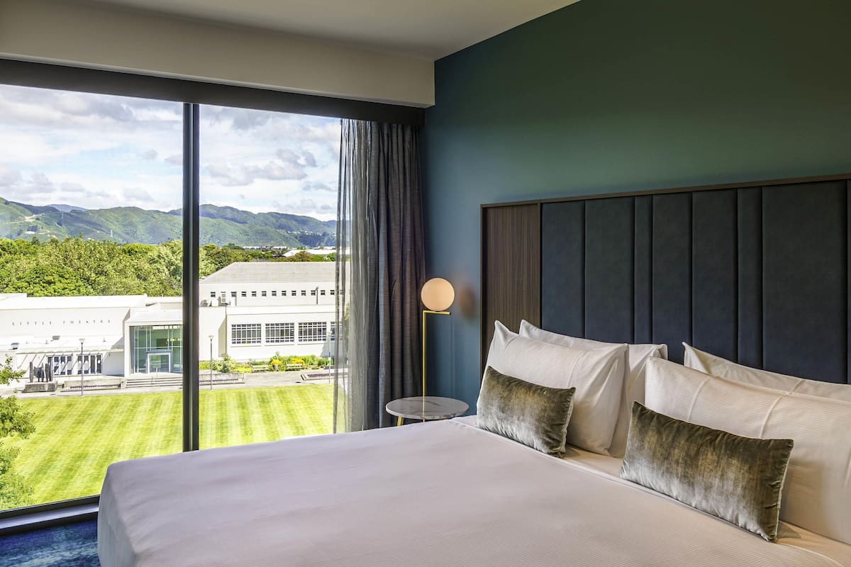 Suite Deluxe, vue fleuve | Espace de travail pour ordinateur portable, chambres insonorisées