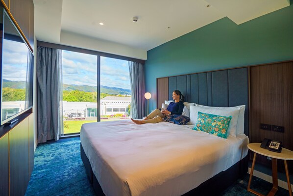 Suite Deluxe, vue sur le jardin | Espace de travail pour ordinateurs portables, système d’insonorisation