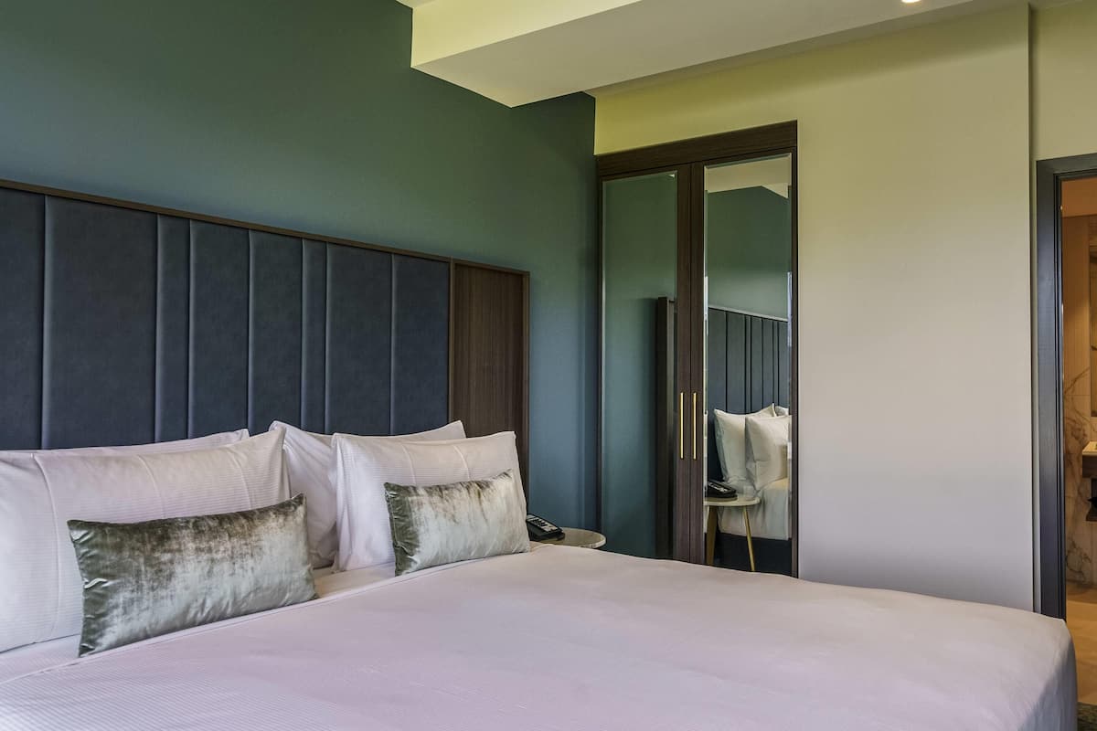 Deluxe-sviitti, näköala puutarhaan | Kannettavalle tietokoneelle sopiva työtila, äänieristys