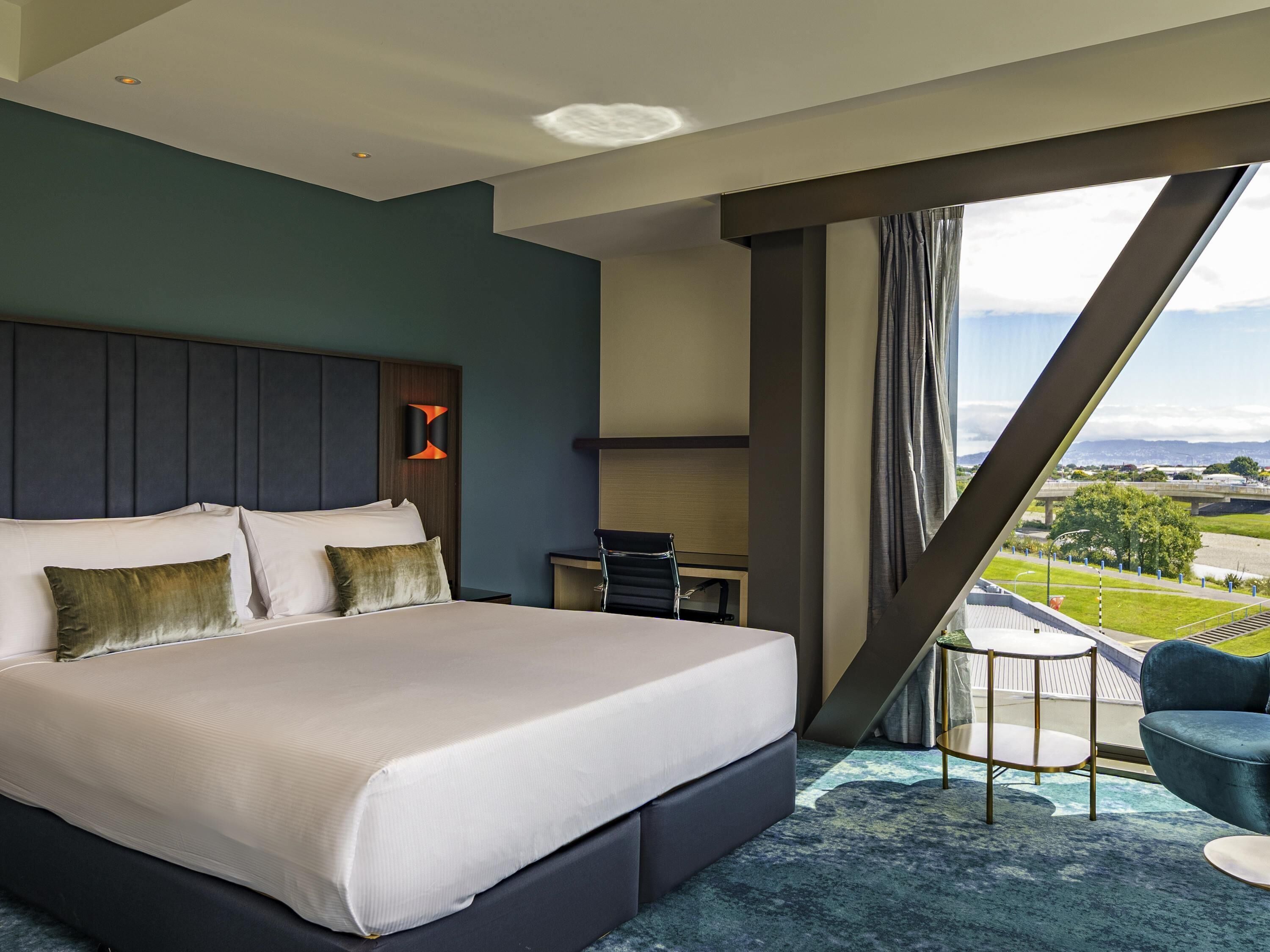 Deluxe-huone, 1 suuri parisänky | Kannettavalle tietokoneelle sopiva työtila, äänieristys