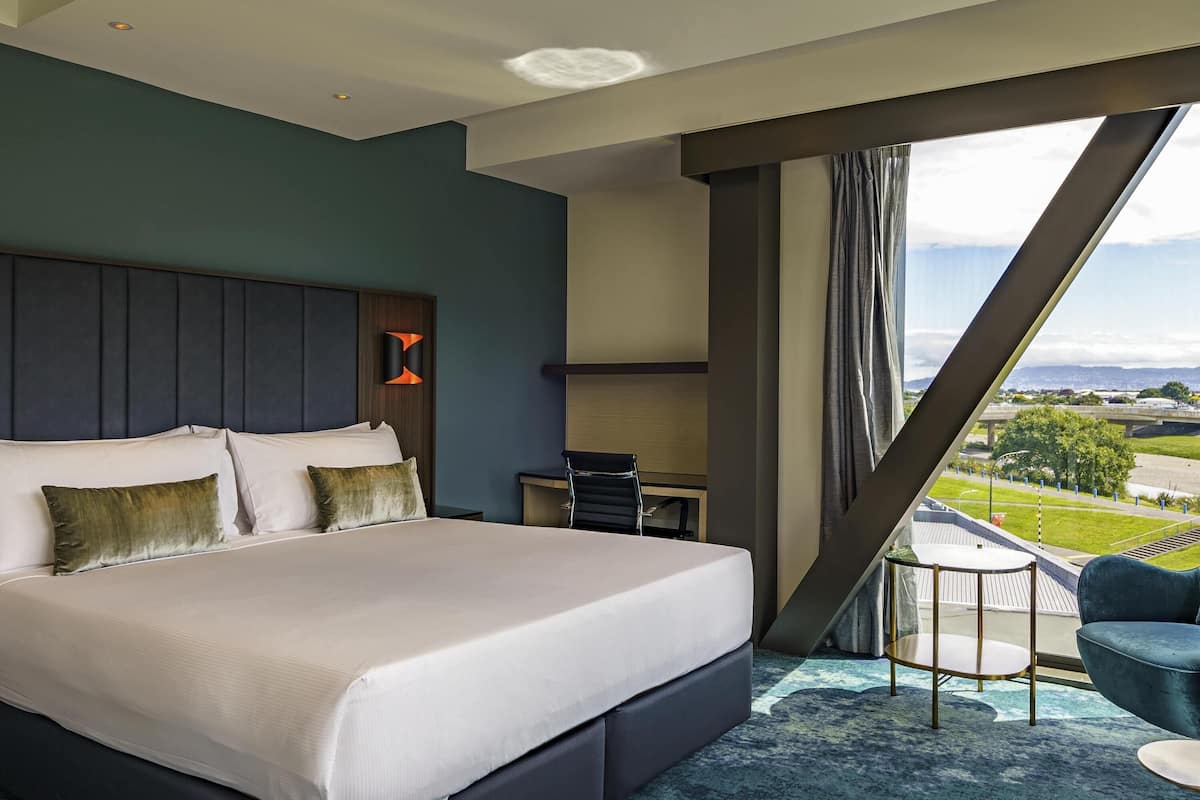 Deluxe-huone, 1 suuri parisänky | Kannettavalle tietokoneelle sopiva työtila, äänieristys