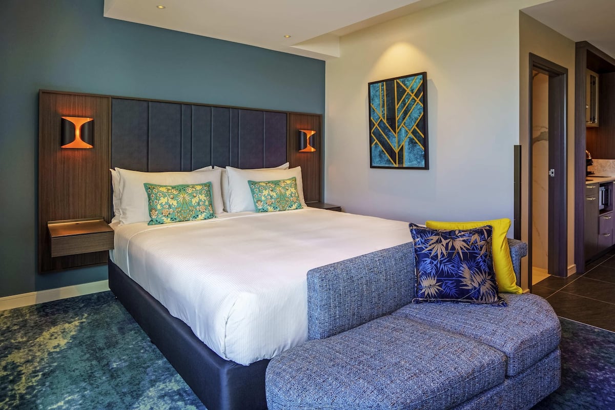 Superior Room, 1 King Bed | Laptop workspace, soundproofing, iron/ironing board, free WiFi