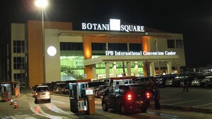 A parking lot in front of a building with a sign reading "Botani Square IPB International Convention Center." - ibis Styles Bogor Pajajaran (Bogor)