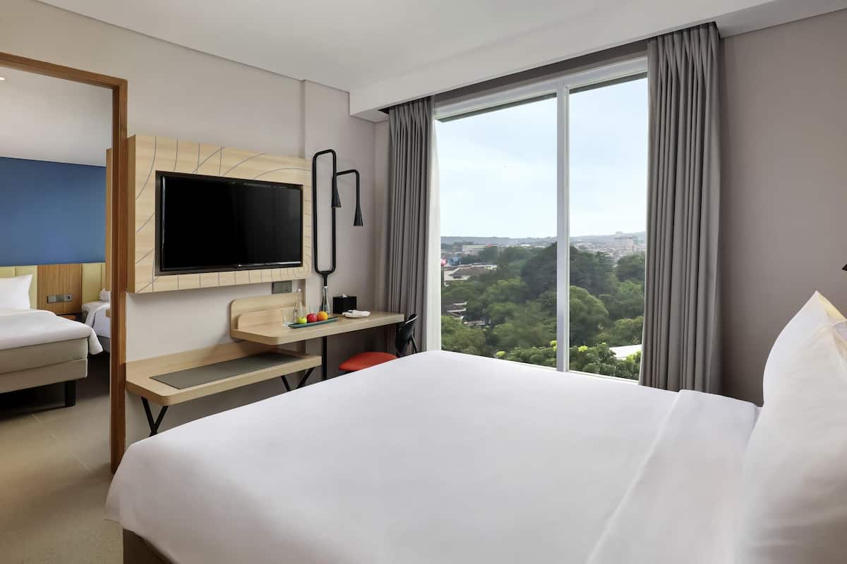 Escritorio, espacio para trabajar con laptop y cunas gratuitas