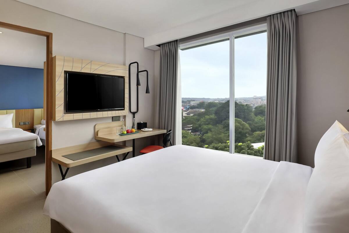 Family Room, Multiple Beds | Desk, laptop workspace, cribs (free), WiFi (free)