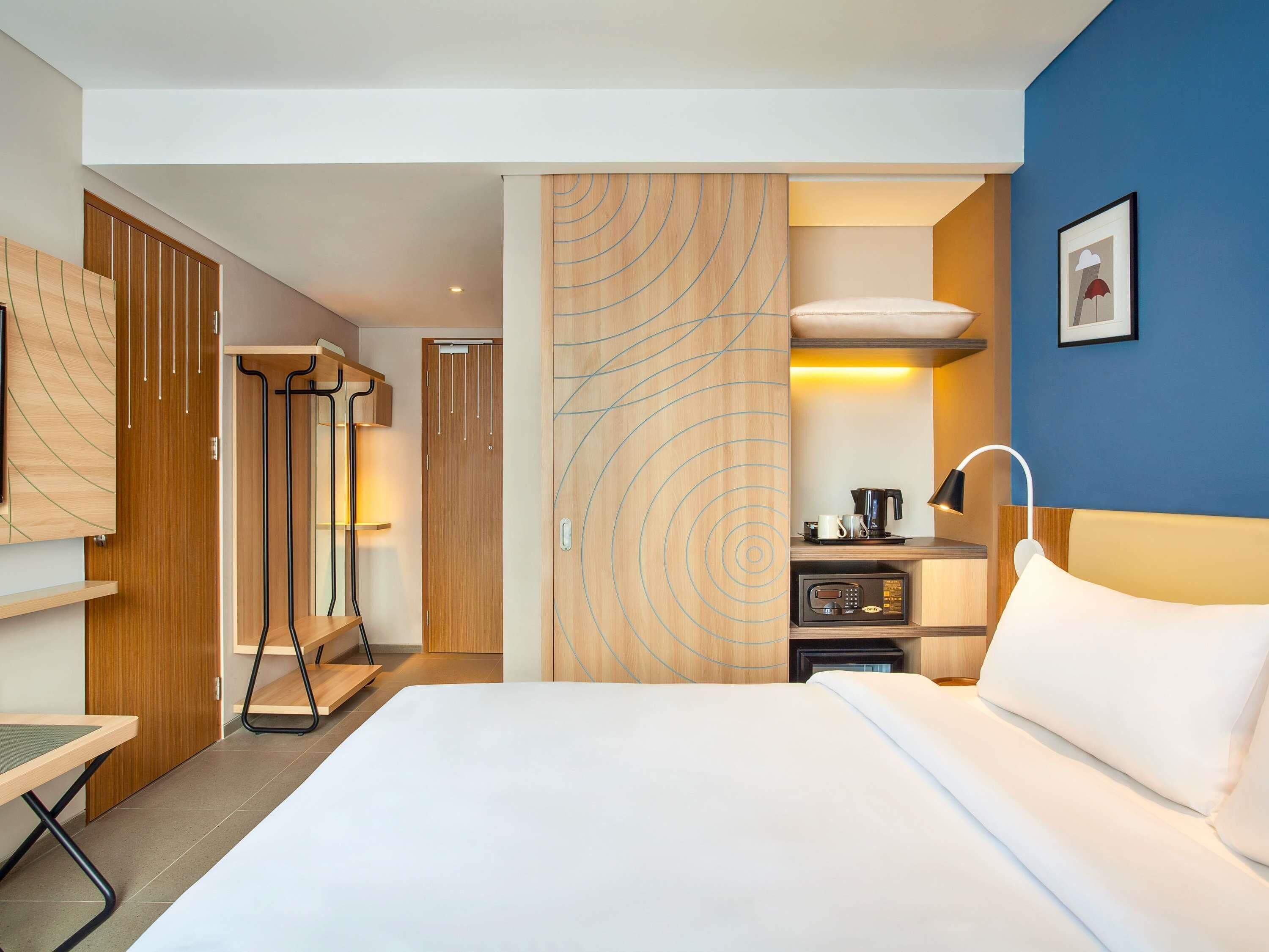 Double Hollywood King Size Bed | Desk, laptop workspace, free cribs/infant beds, free WiFi