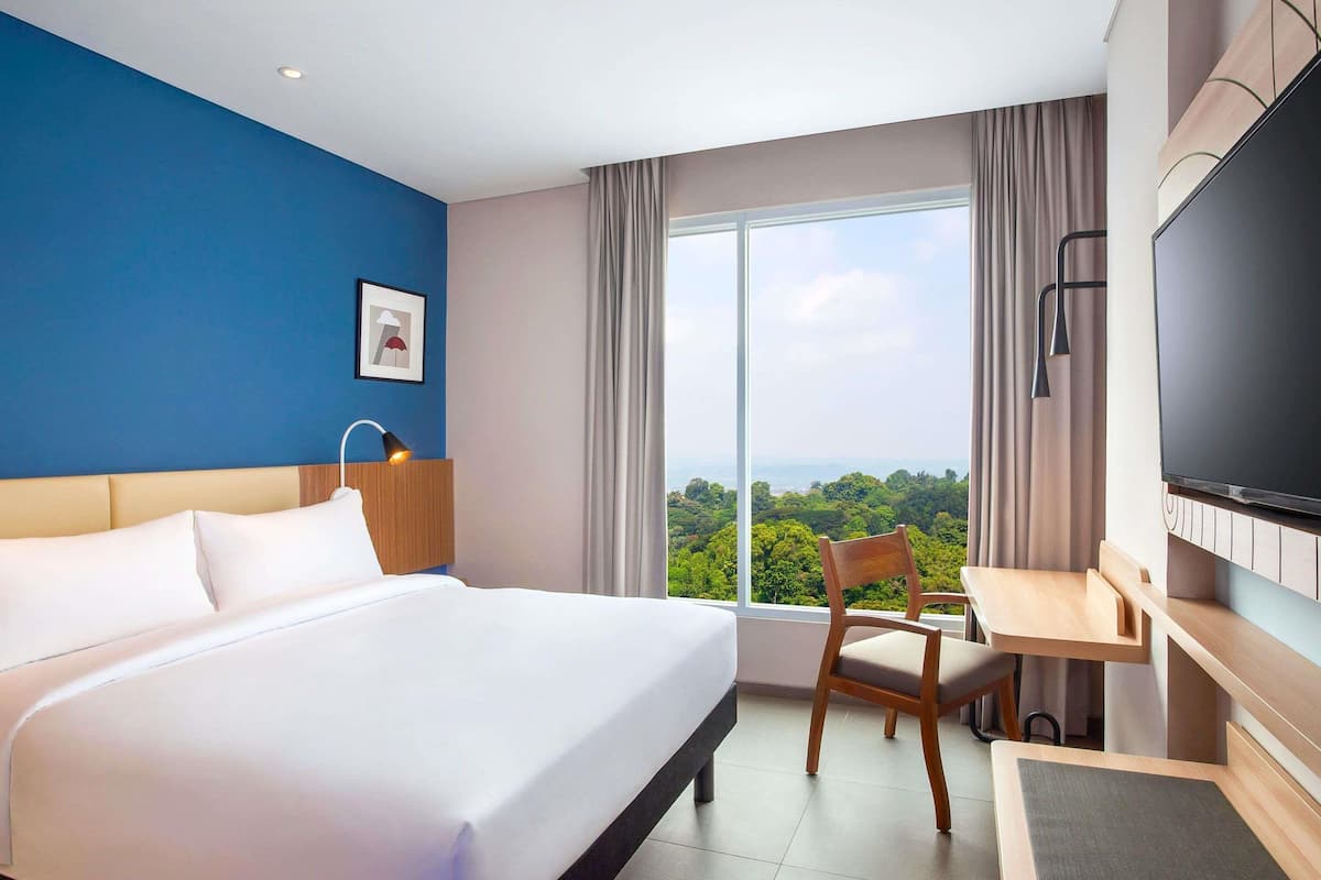 Double Hollywood King Size Bed | 1 bedroom, desk, free WiFi, bed sheets