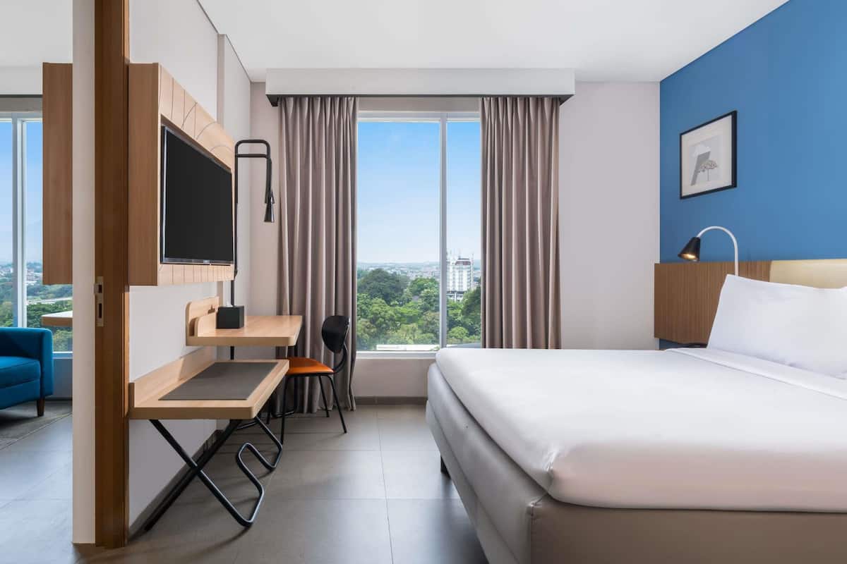 Suite, 1 Double Bed with Sofa bed | 1 bedroom, desk, free WiFi, bed sheets