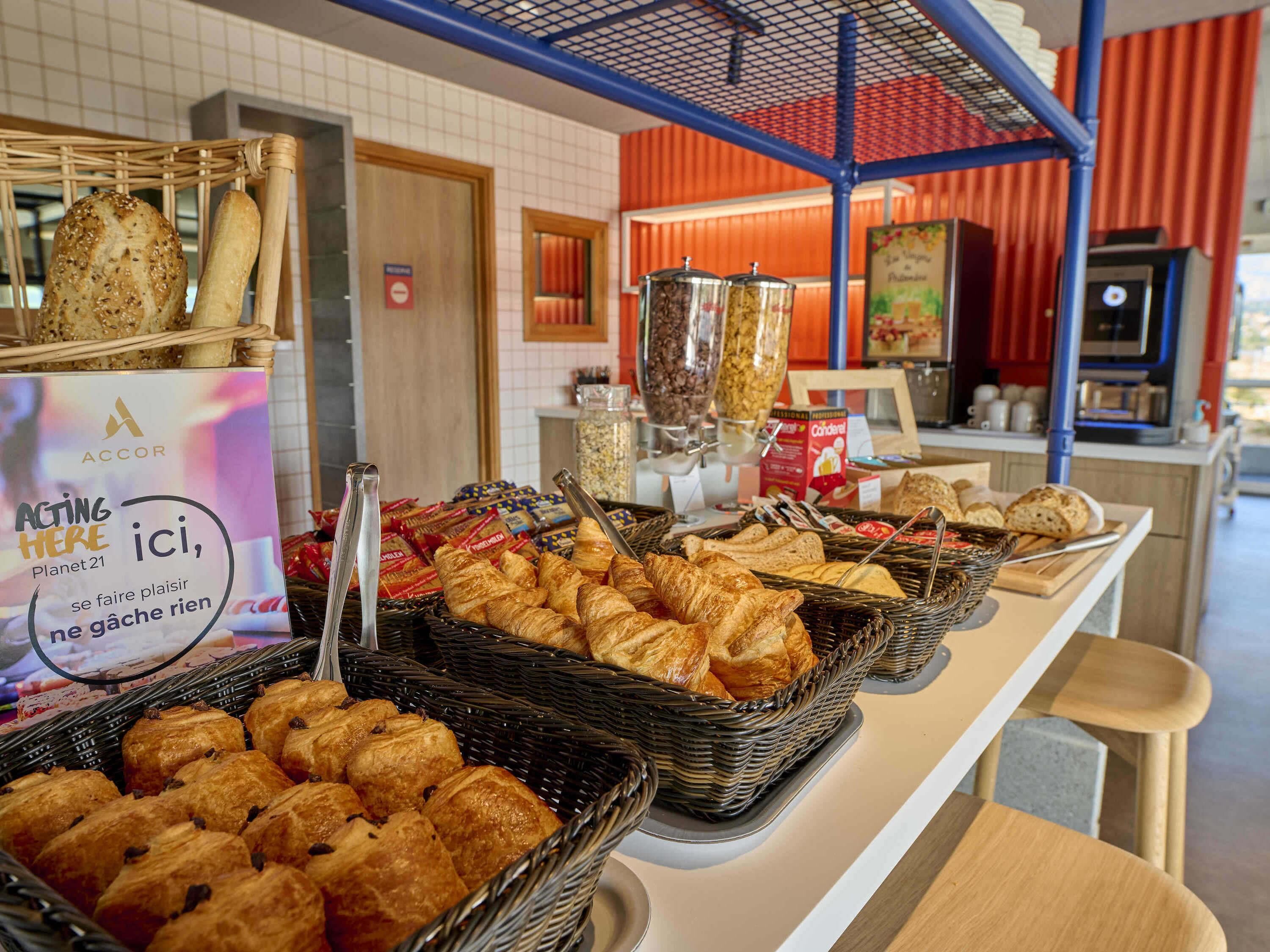 Petit déjeuner continental (7 EUR par personne)