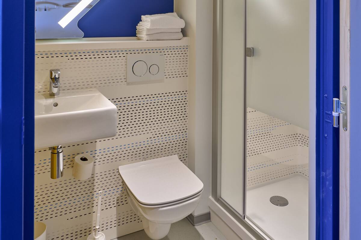 triple room, multiple beds | bathroom | shower, towels