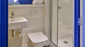 Driepersoonskamer, Meerdere bedden | Badkamer | Een douche, handdoeken