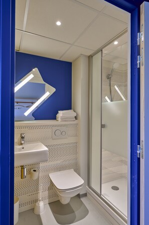 Camera tripla, letti multipli | Bagno | Doccia, asciugamani