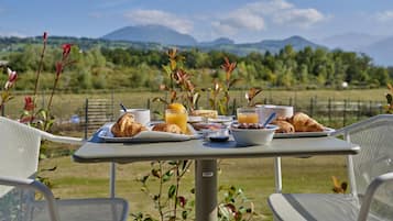 Dagelijks continentaal ontbijt (EUR 9.90 per persoon)