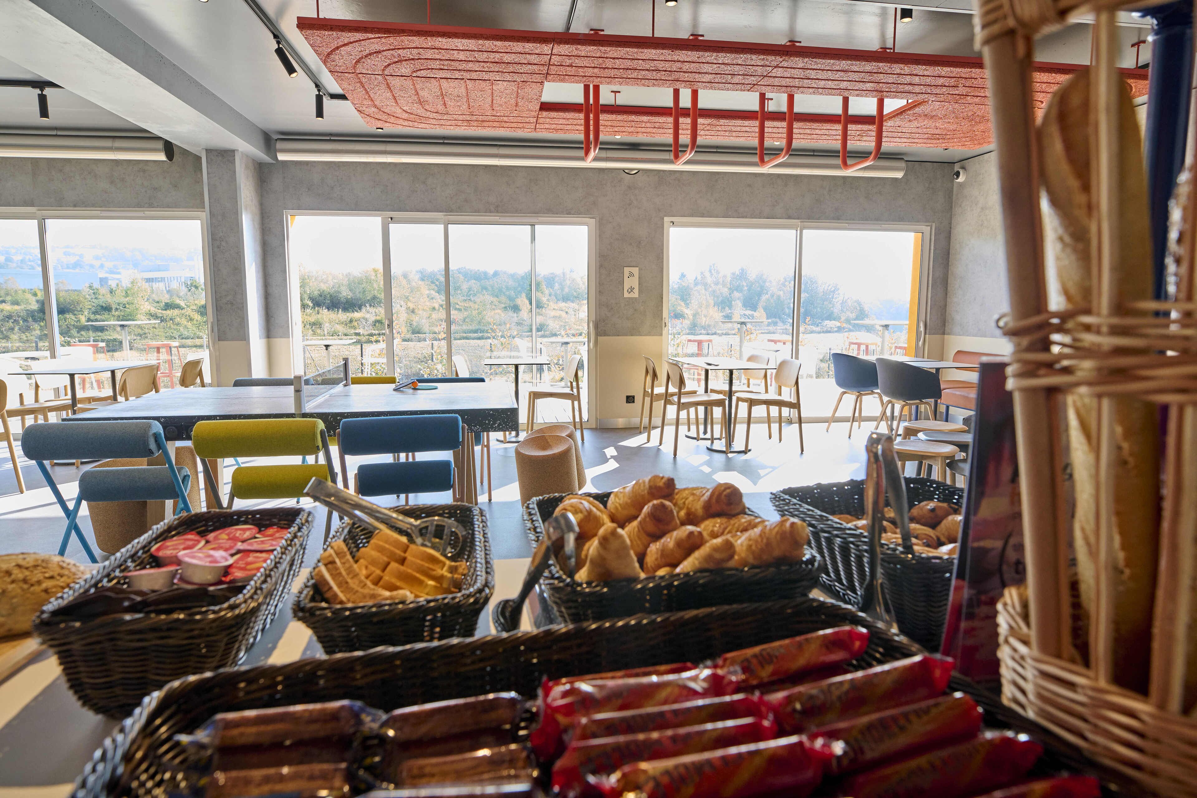 daily continental breakfast (eur 7 per person)