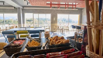 Petit déjeuner continental servi tous les jours en supplément