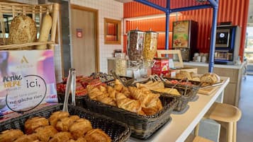 فطور أوروبي يوميًا بتكلفة قدرها (7 EUR للشخص)