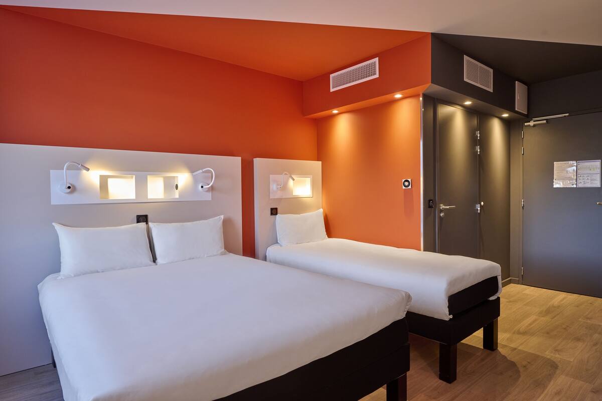 family room, multiple beds | pillow-top beds, blackout curtains, soundproofing, iron/ironing board