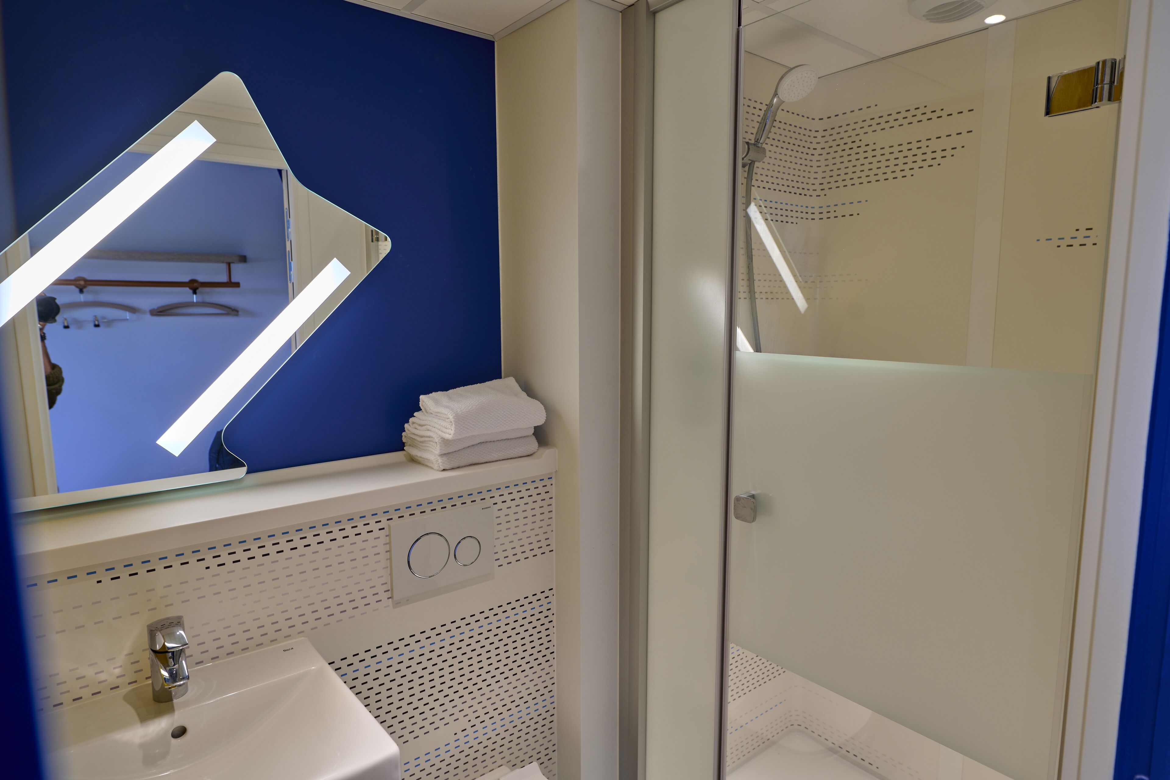 triple room, 3 single beds | bathroom | shower, towels