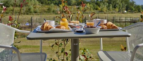 Daily continental breakfast (EUR 7 per person)
