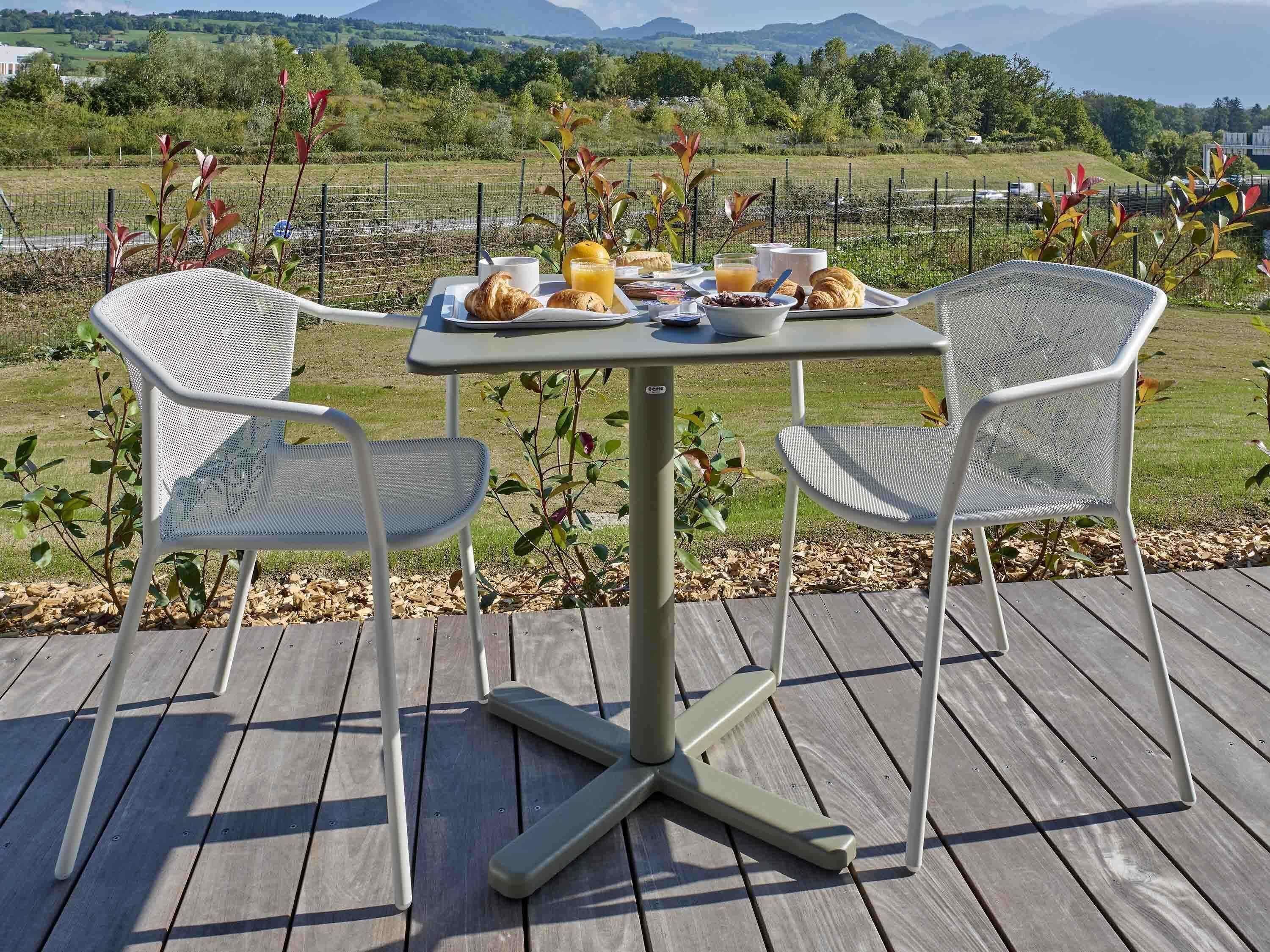 Daily continental breakfast (EUR 9.90 per person)