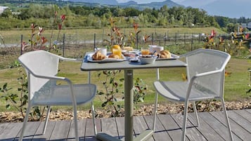 Daily continental breakfast (EUR 9.90 per person)