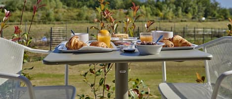 Petit déjeuner continental (7 EUR par personne)