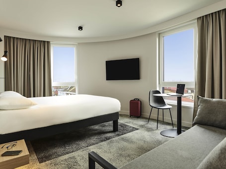 Family Room, 1 Double Bed with Sofa bed. ibis Bethune Centre Gare