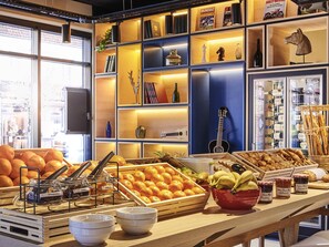 Petit déjeuner buffet servi tous les jours en supplément