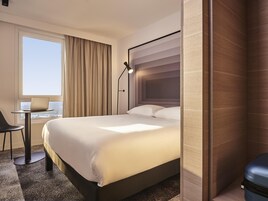 Ropa de cama de alta calidad, colchones con pillow-top y escritorio 