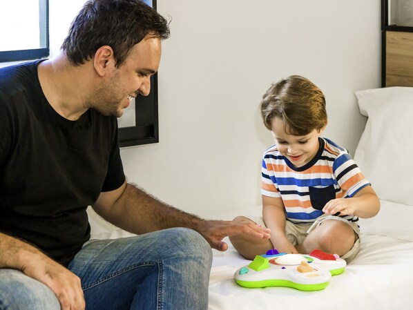 Habitación familiar, 1 cama doble con sofá cama | Ropa de cama de alta calidad y colchones con acolchado adicional