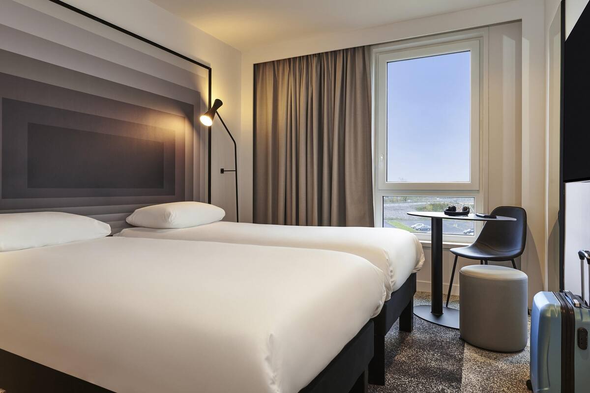 standard twin room, 2 single beds | premium bedding, pillow-top beds, desk, laptop workspace