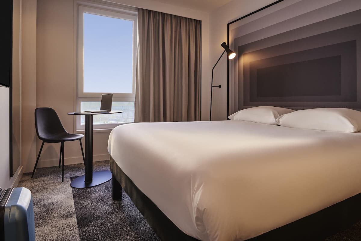 Standard-herbergi með tvíbreiðu rúmi - 1 tvíbreitt rúm | Rúmföt af bestu gerð, rúm með „pillowtop“-dýnum, skrifborð