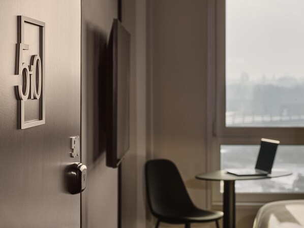 Premium bedding, pillow-top beds, desk, laptop workspace - ibis Bethune Centre Gare (Béthune)