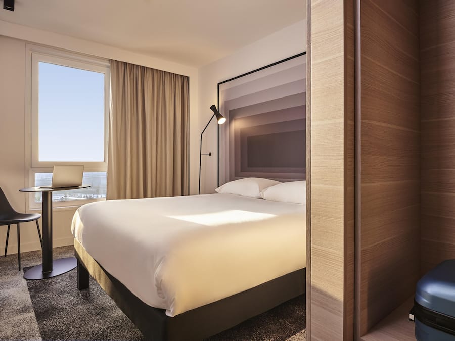 Kahden hengen standard-huone, 1 parisänky | Ylelliset vuodevaatteet, pillowtop-patjalliset sängyt, työpöytä