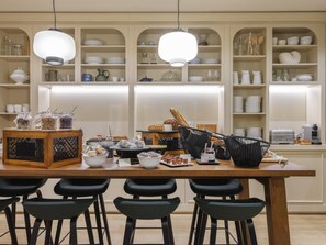 Petit déjeuner buffet (19 EUR par personne)