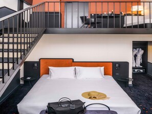 Junior suite, 1 kingsize bed | Luxe beddengoed, pillowtop-bedden, een kluis op de kamer