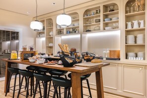 Petit déjeuner buffet (19 EUR par personne)