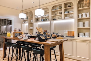 Petit déjeuner buffet (19 EUR par personne)