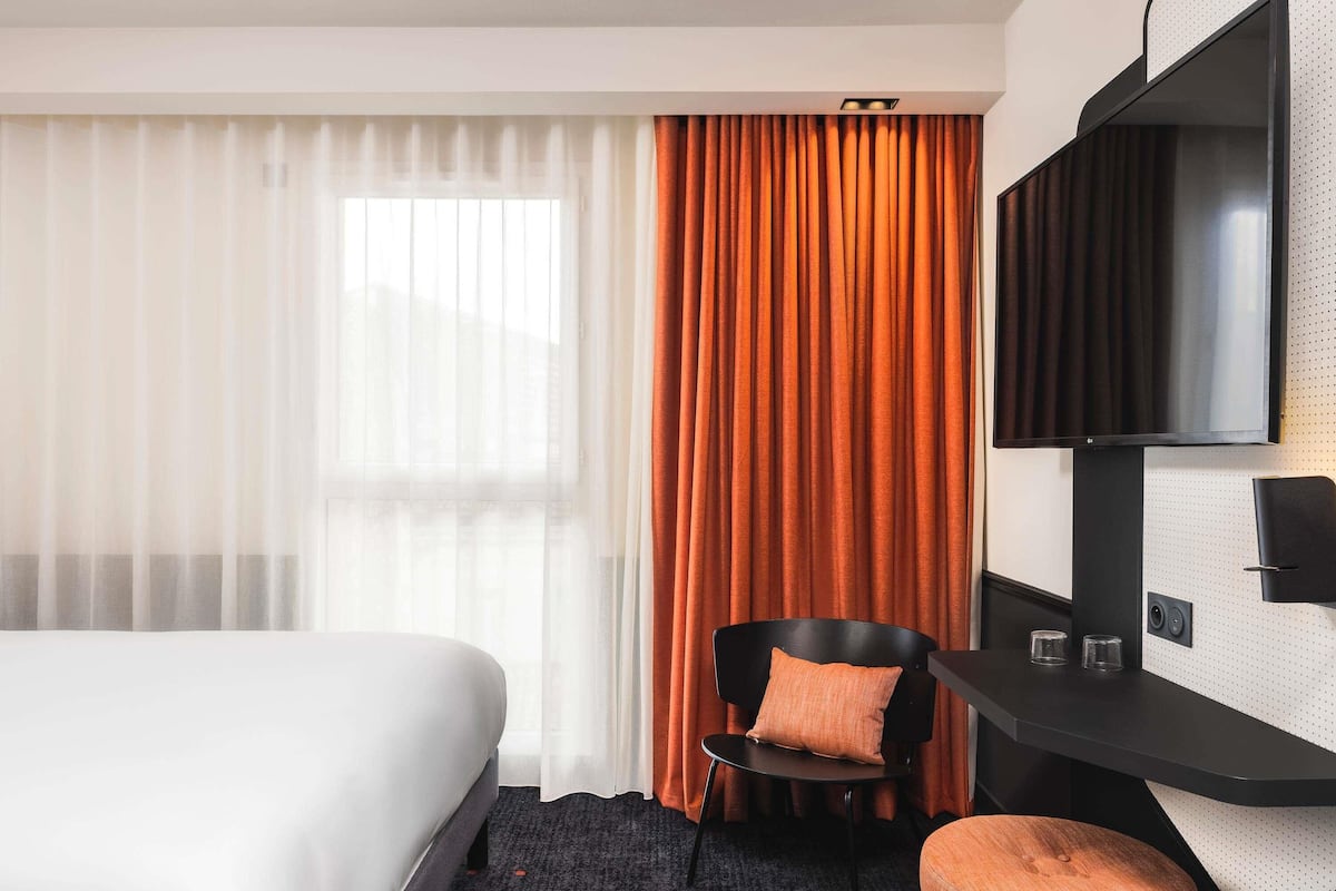 Premium bedding, pillowtop beds, in-room safe, individually decorated